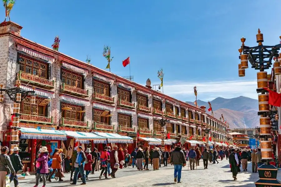 Tour Tây Tạng tuyến cơ bản tập trung vào Lhasa và văn hóa Phật giáo
