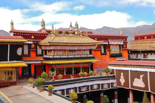 quang cảnh chùa đại chiêu Jokhang